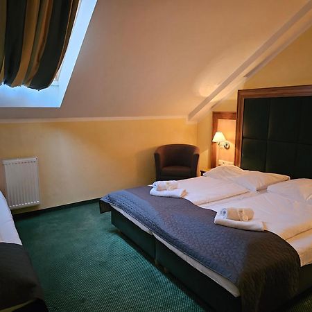 Hotel U Divadla ズノイモ エクステリア 写真