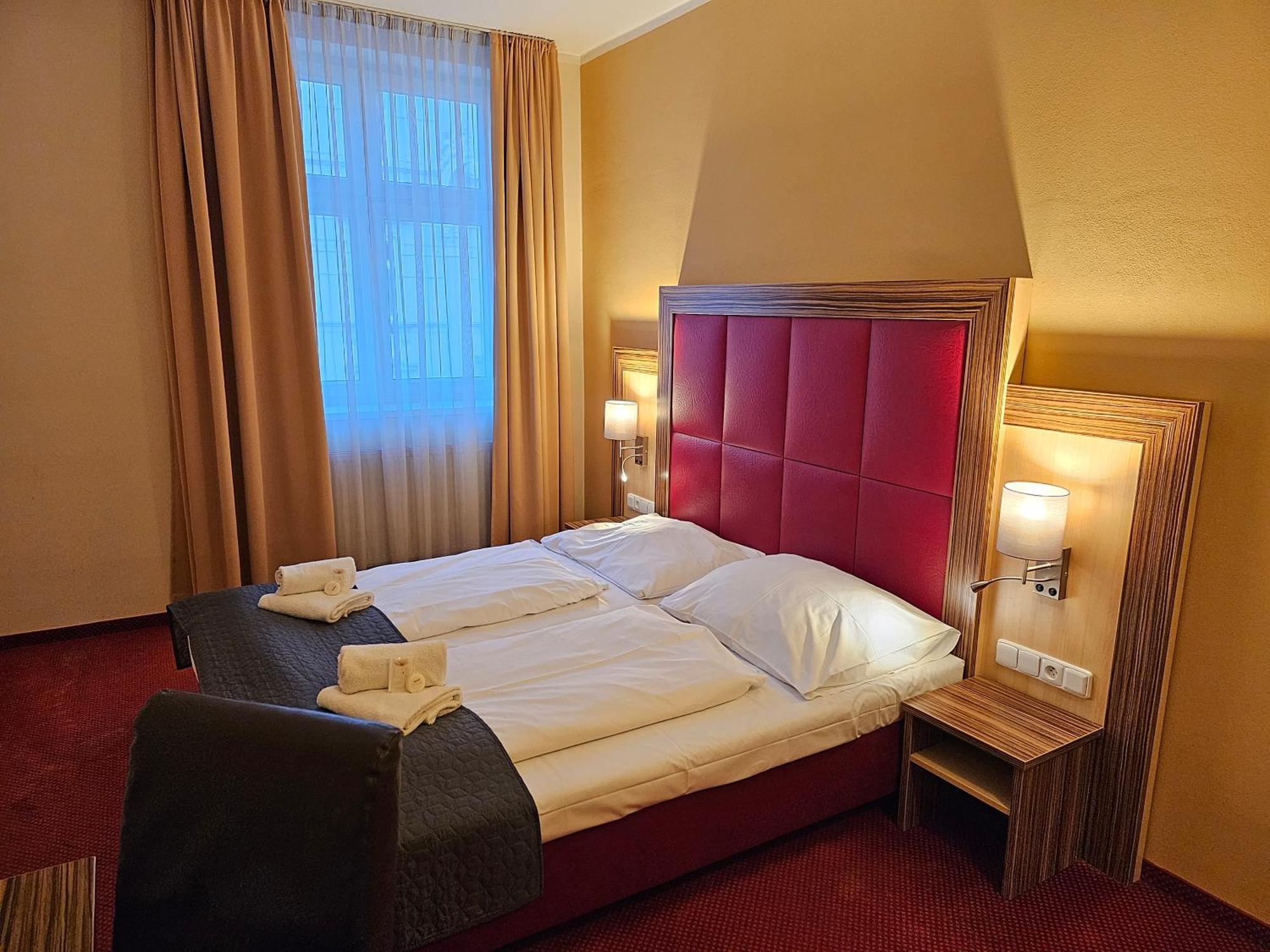 Hotel U Divadla ズノイモ エクステリア 写真