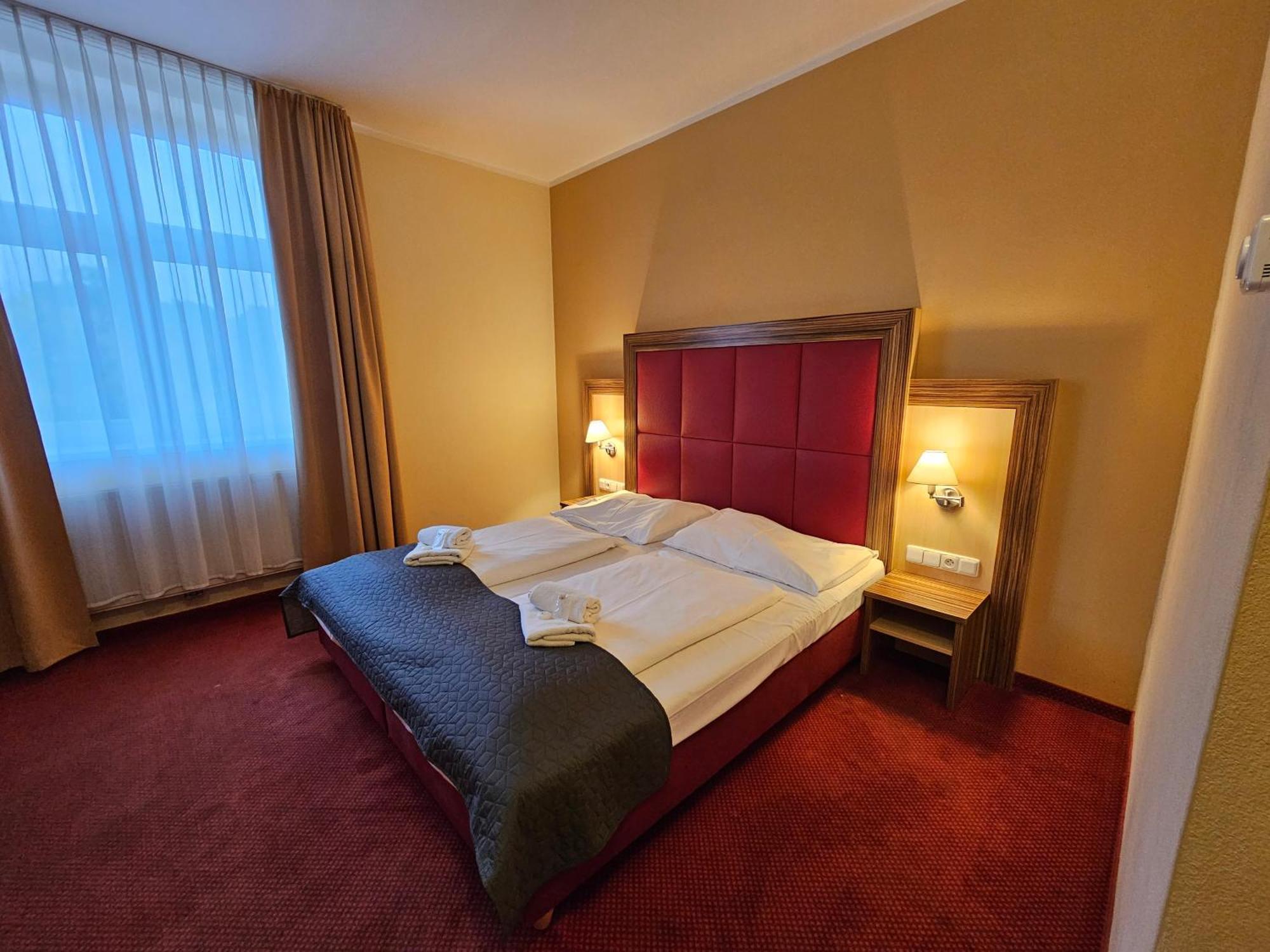 Hotel U Divadla ズノイモ エクステリア 写真