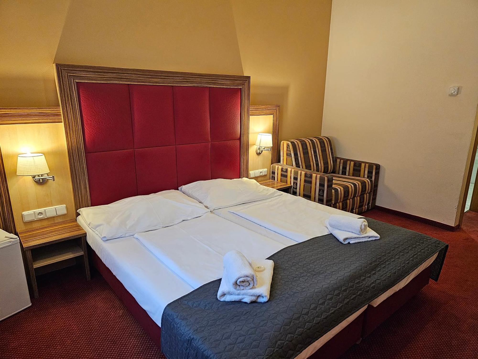 Hotel U Divadla ズノイモ エクステリア 写真