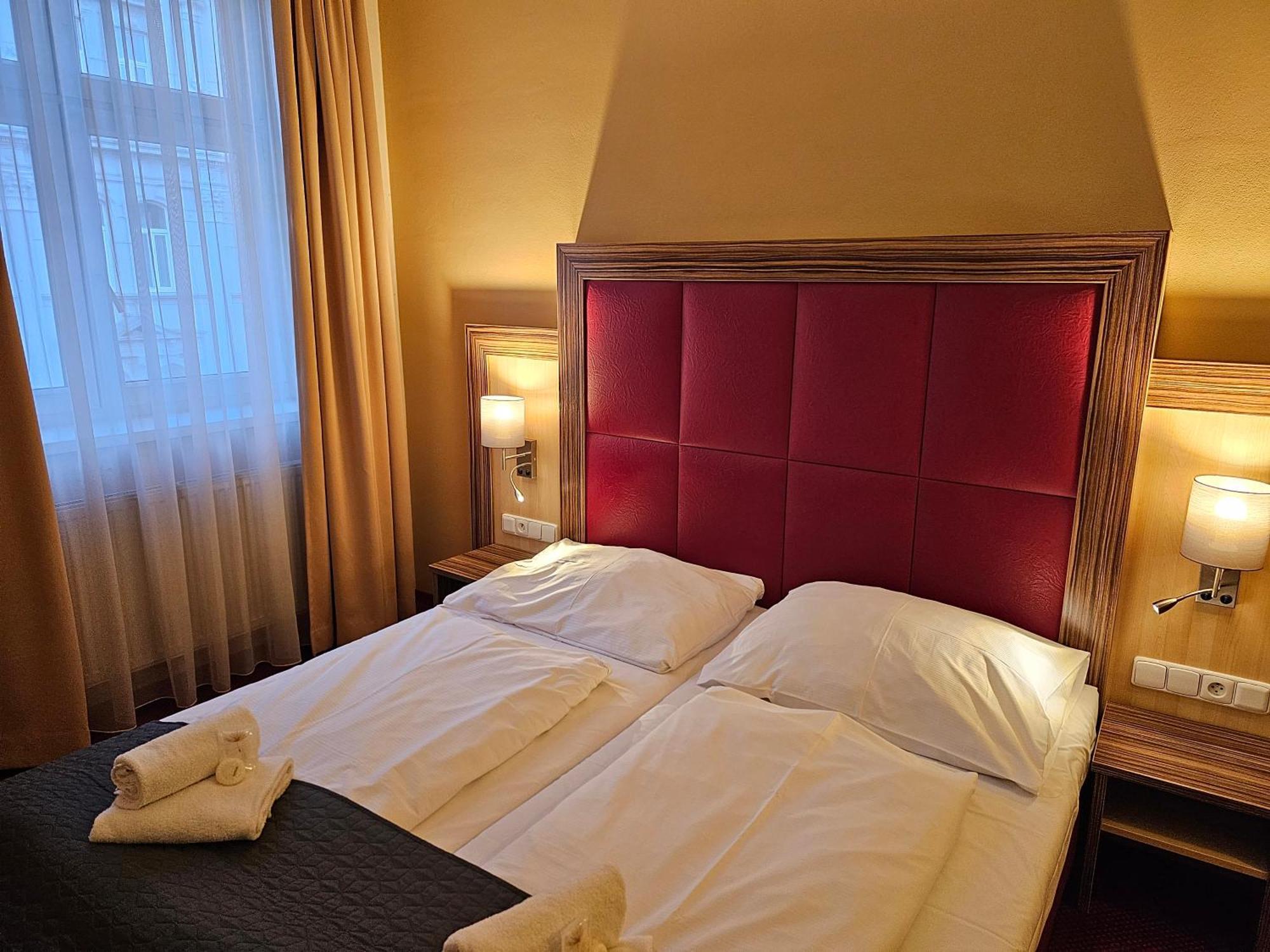 Hotel U Divadla ズノイモ エクステリア 写真