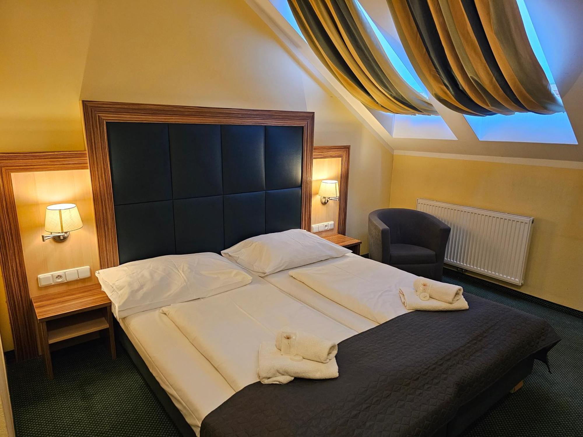 Hotel U Divadla ズノイモ エクステリア 写真