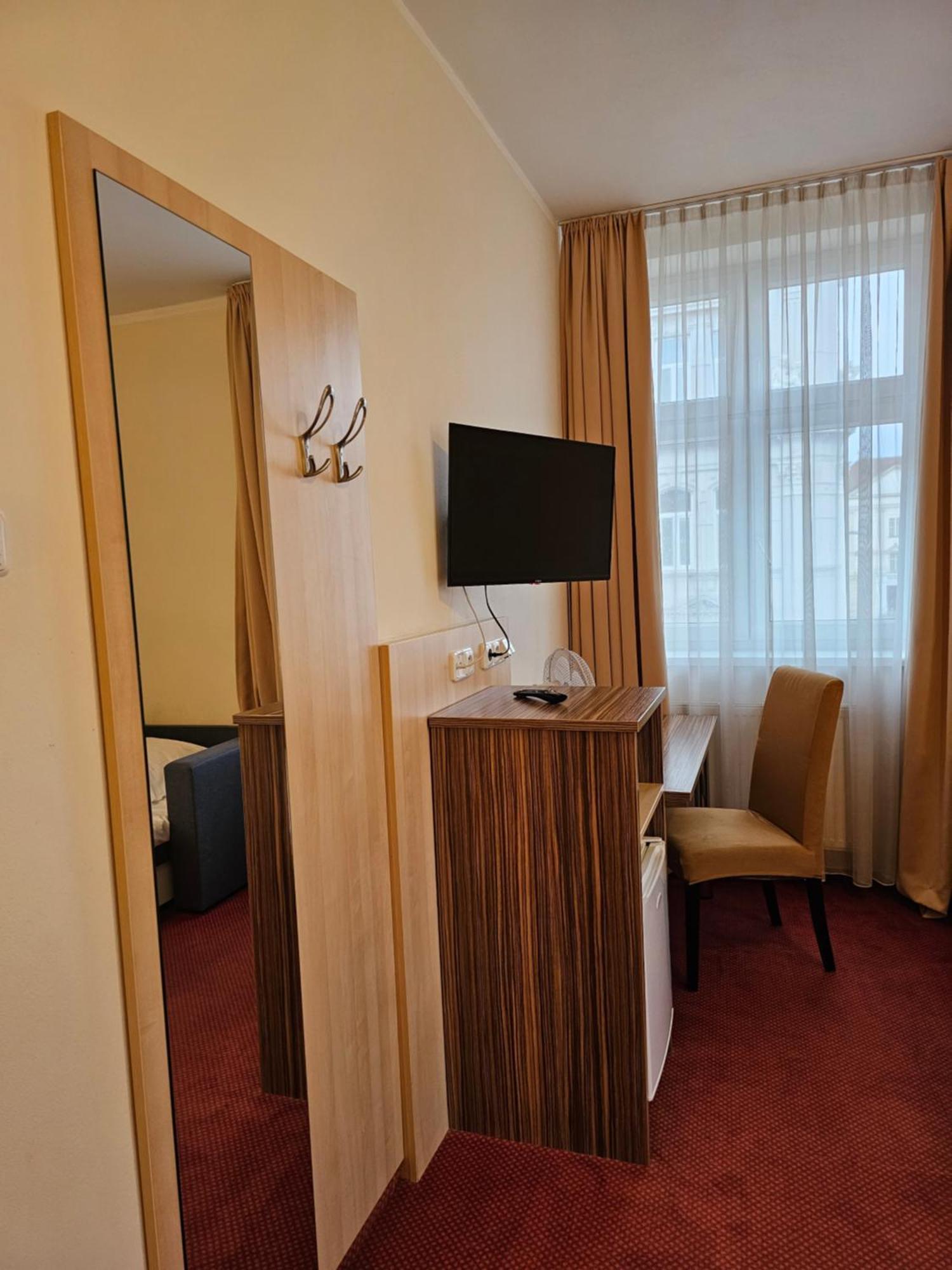 Hotel U Divadla ズノイモ エクステリア 写真