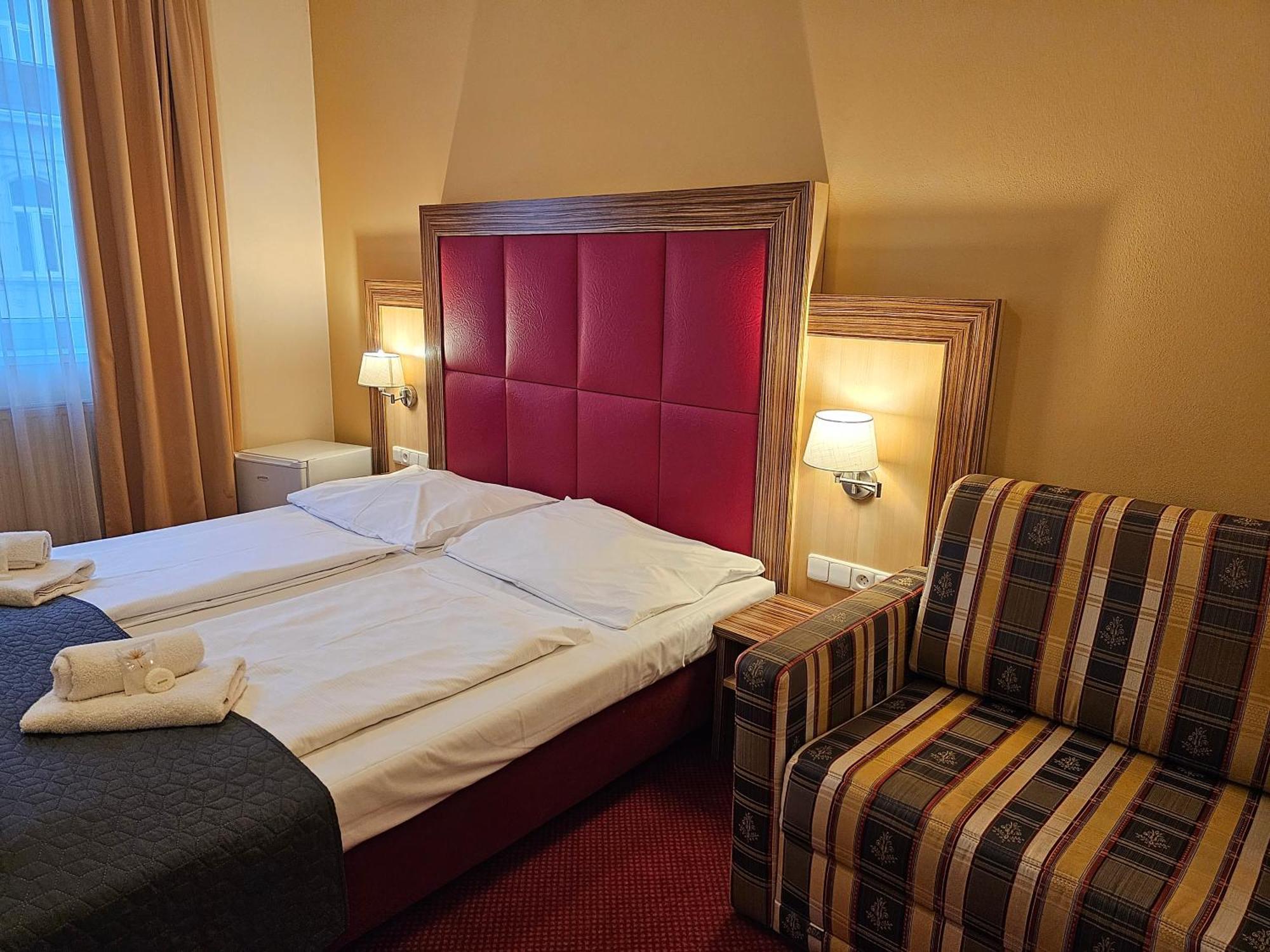 Hotel U Divadla ズノイモ エクステリア 写真