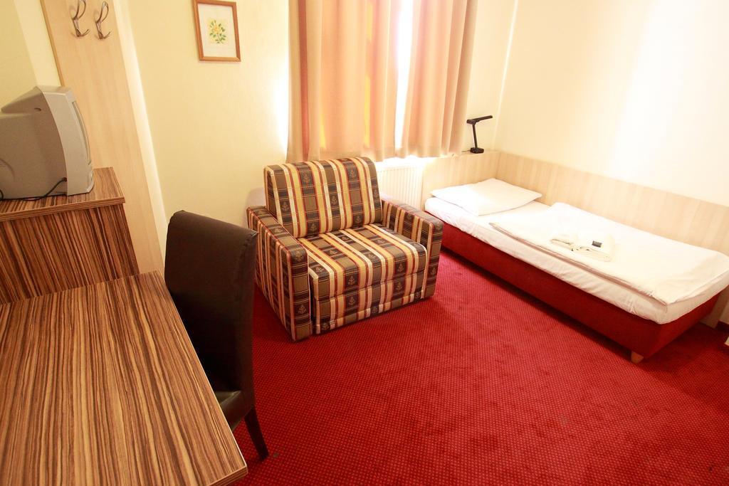 Hotel U Divadla ズノイモ エクステリア 写真