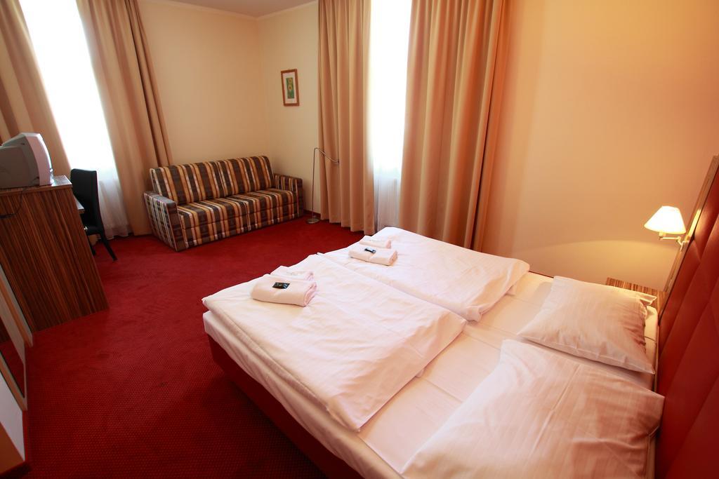Hotel U Divadla ズノイモ エクステリア 写真