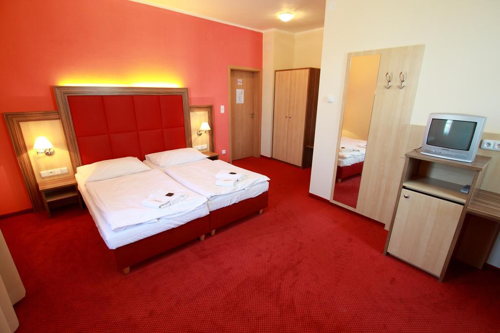Hotel U Divadla ズノイモ エクステリア 写真