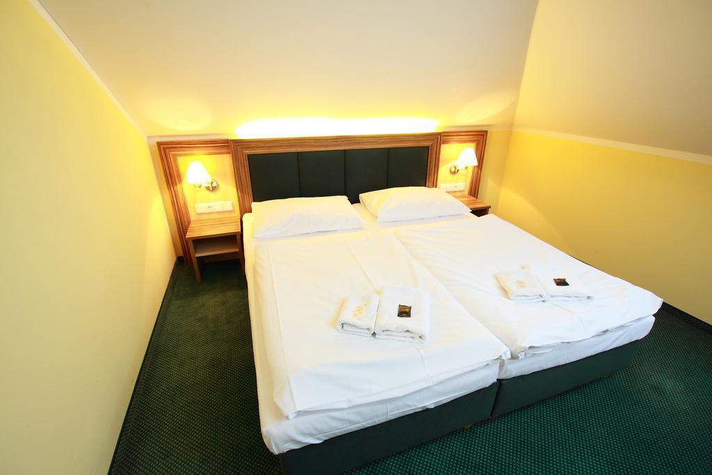 Hotel U Divadla ズノイモ エクステリア 写真