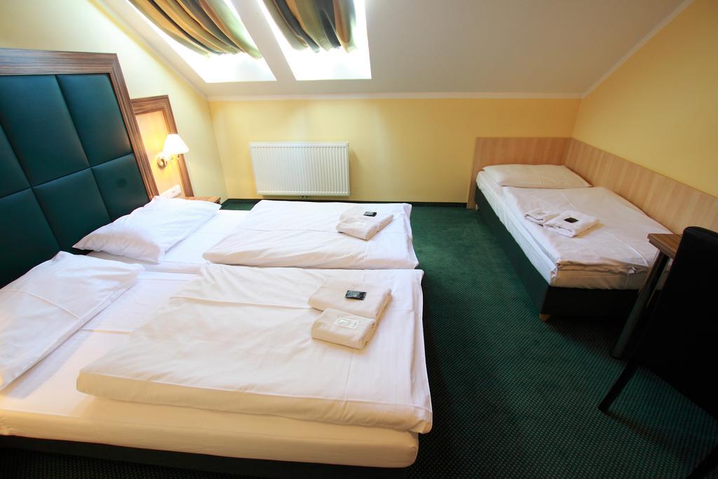 Hotel U Divadla ズノイモ エクステリア 写真