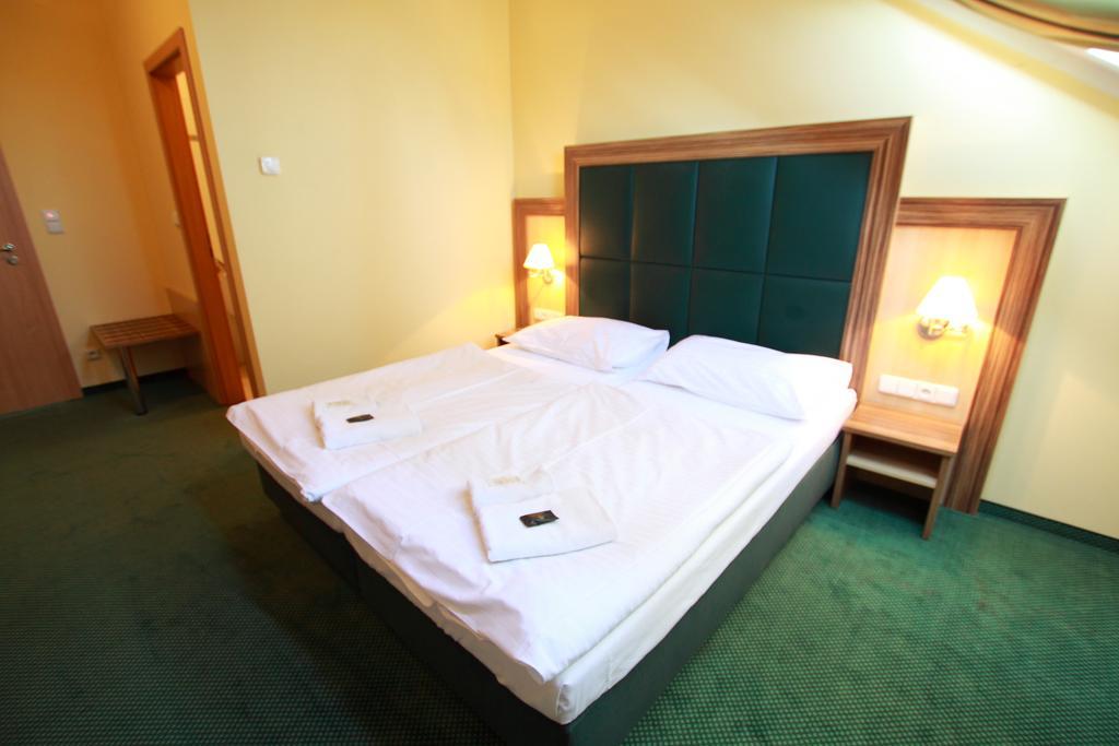 Hotel U Divadla ズノイモ エクステリア 写真