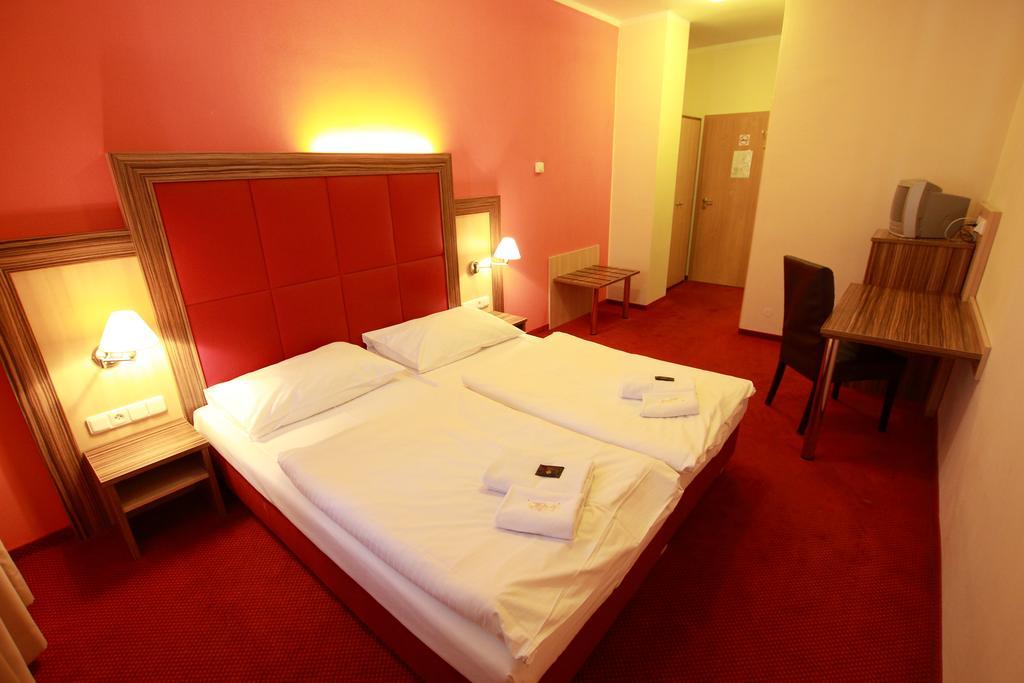 Hotel U Divadla ズノイモ エクステリア 写真